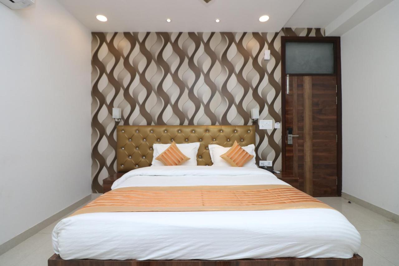 Oyo 9999 Hotel La Wisteria Delhi  Buitenkant foto