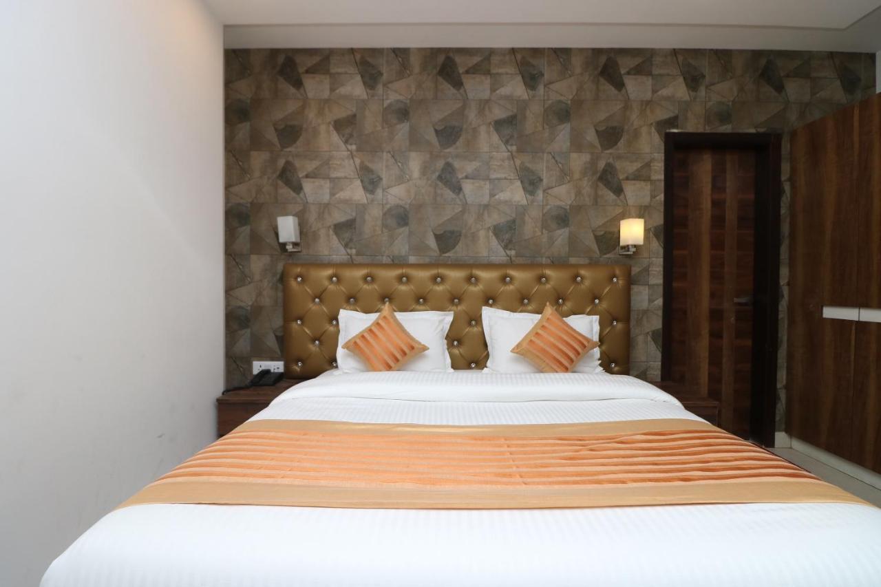 Oyo 9999 Hotel La Wisteria Delhi  Buitenkant foto